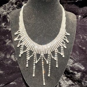 🤍🤩Exquisite Crystal Faux Costume Jewelry Glamorous Necklace & Earrings💕🤍